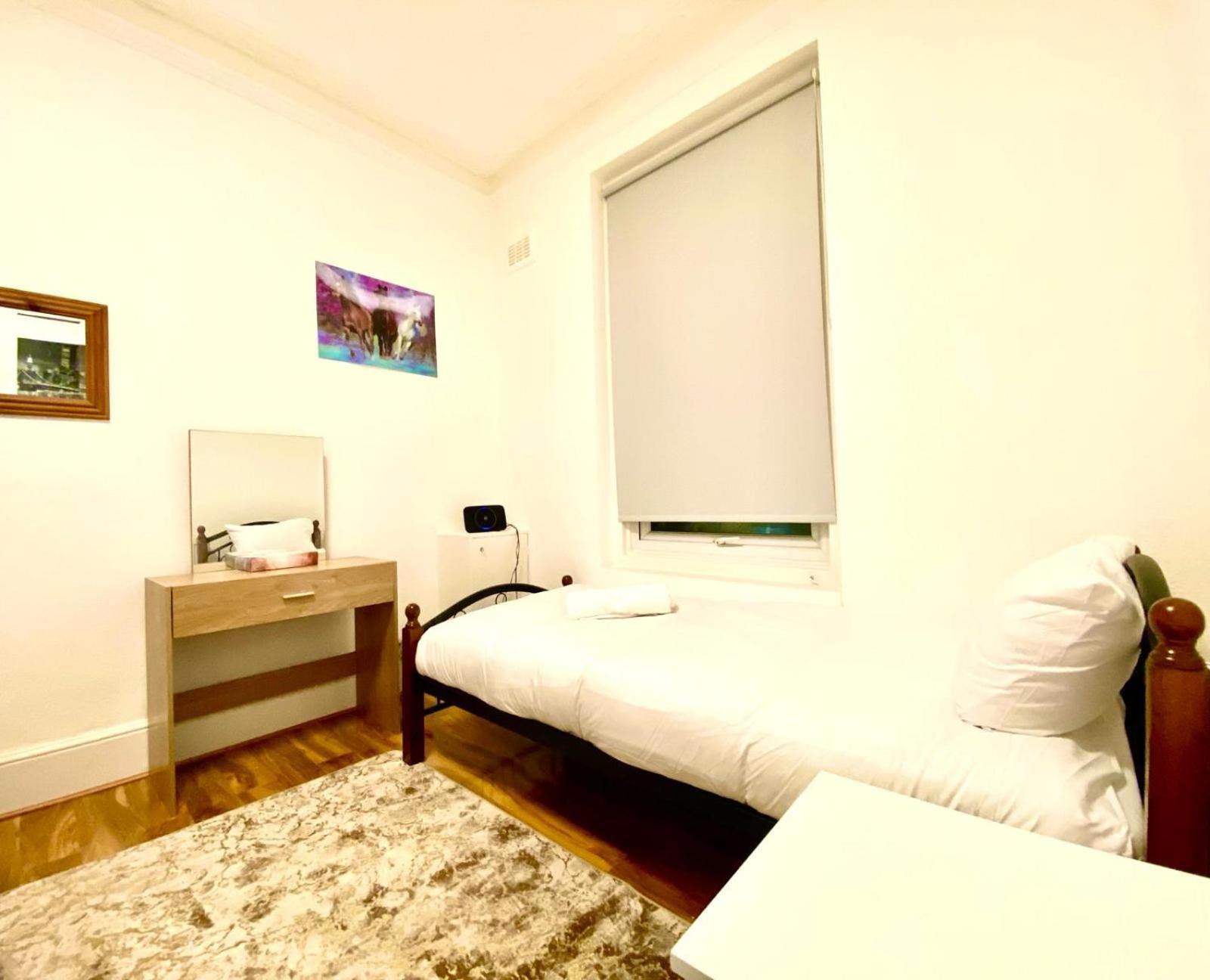 Beautiful Two Bedroom Flat With Free Car Park In * Londra