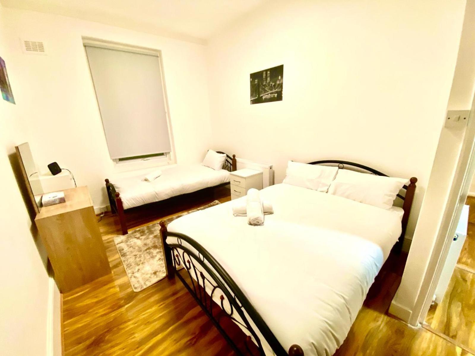 Beautiful Two Bedroom Flat With Free Car Park In Appartamento