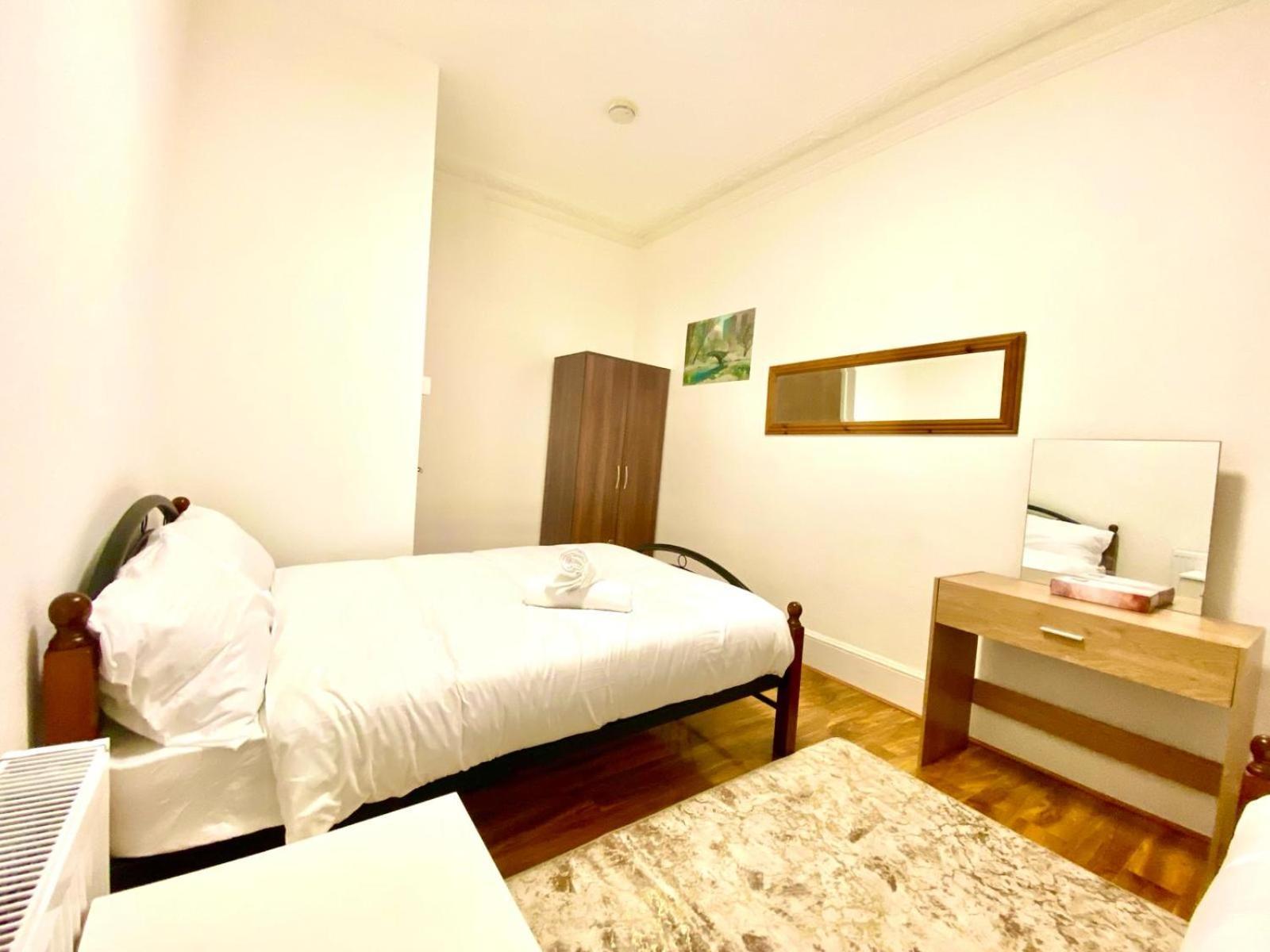 Beautiful Two Bedroom Flat With Free Car Park In Appartamento Londra