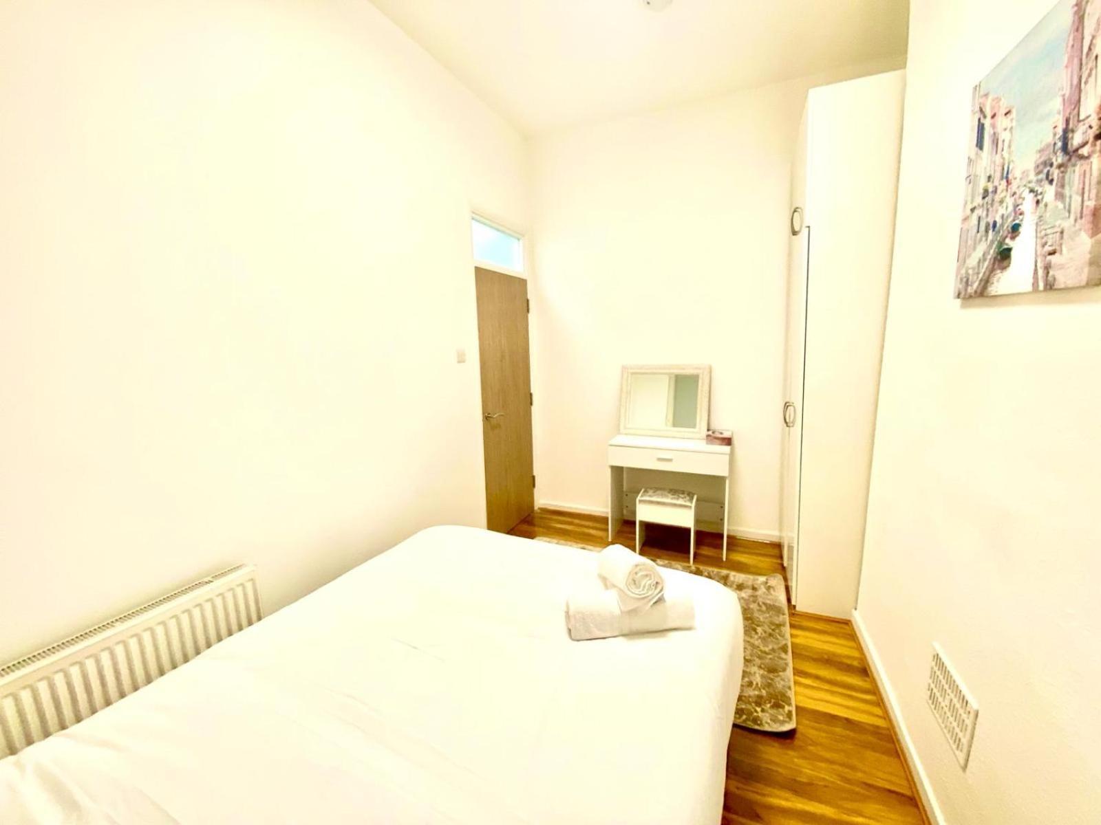 Beautiful Two Bedroom Flat With Free Car Park In * Londra