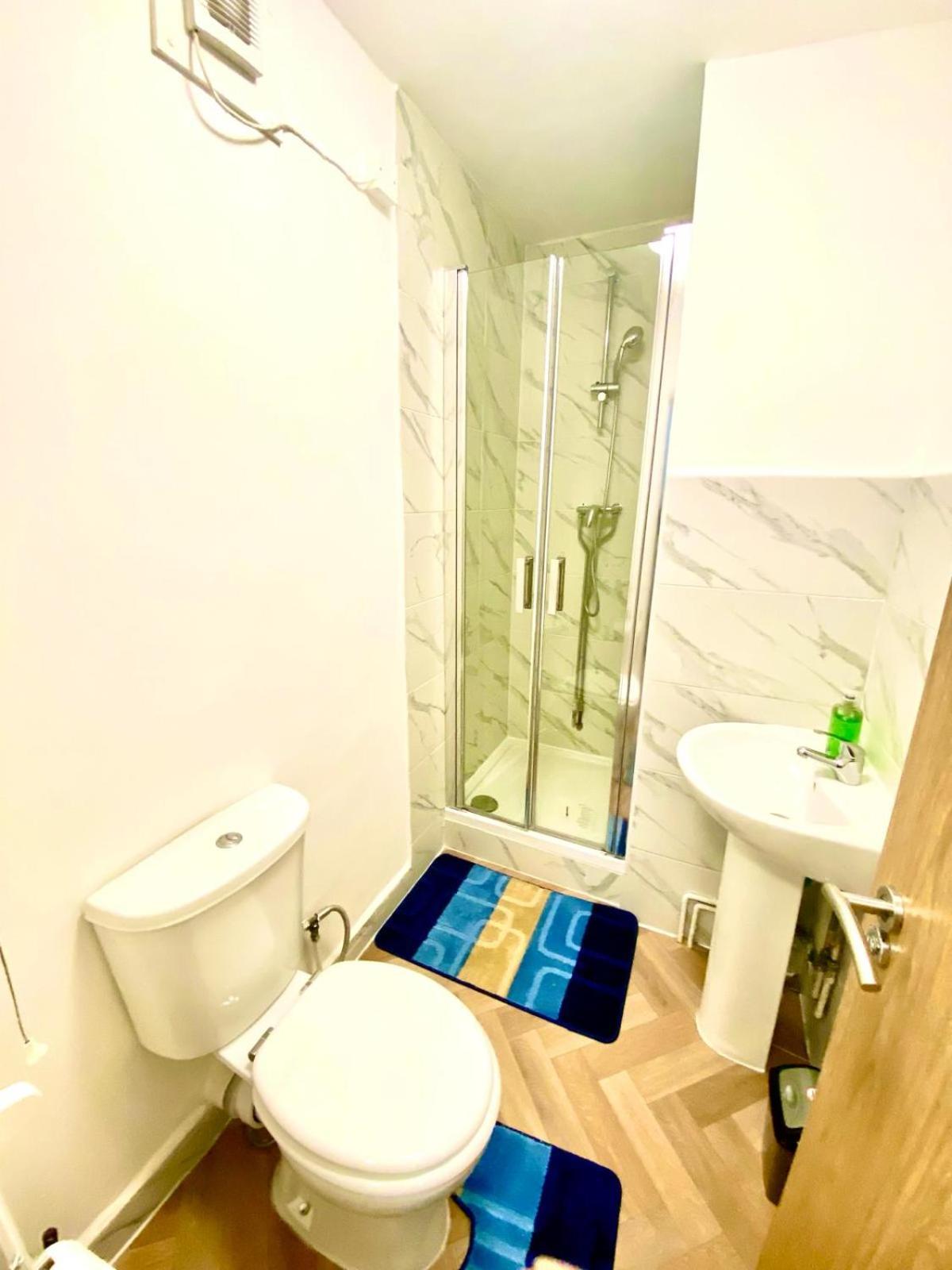 Beautiful Two Bedroom Flat With Free Car Park In Appartamento