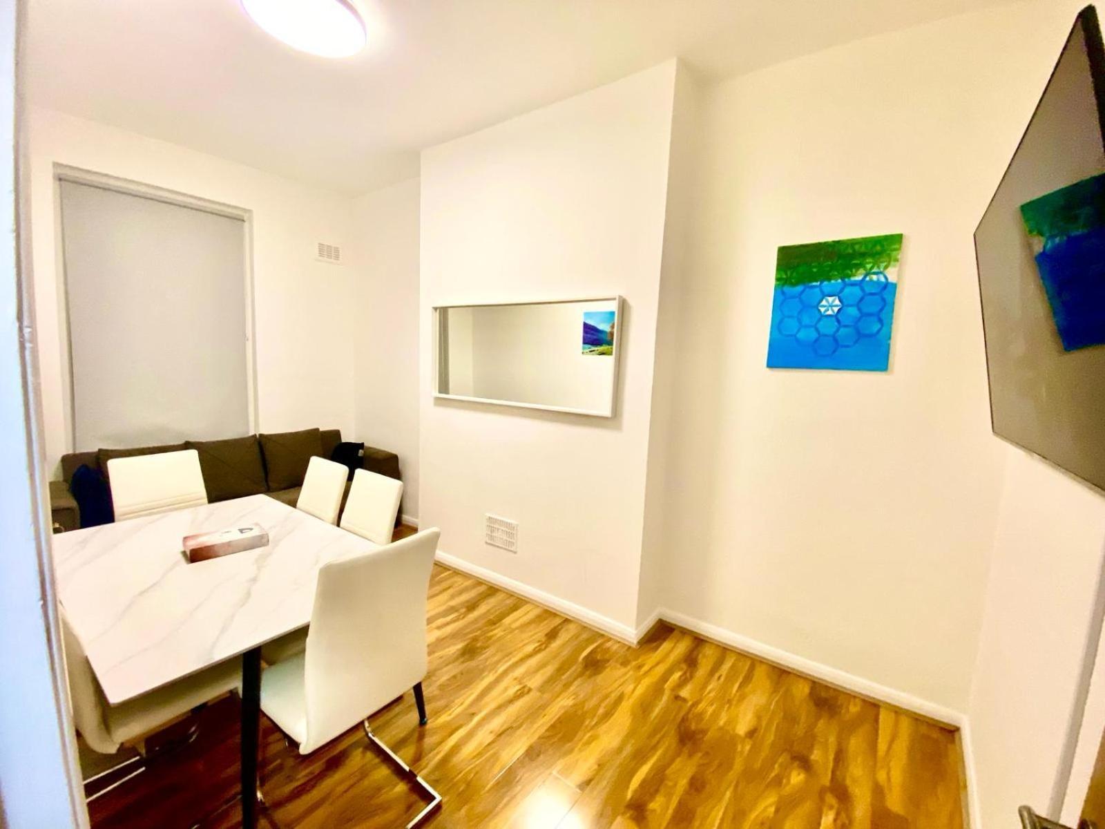 Beautiful Two Bedroom Flat With Free Car Park In * Londra