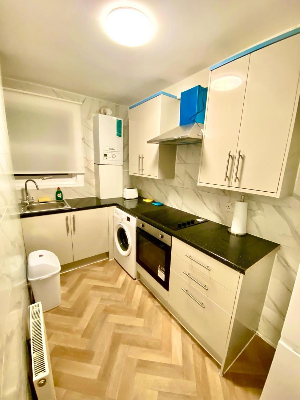 Beautiful Two Bedroom Flat With Free Car Park In Appartamento